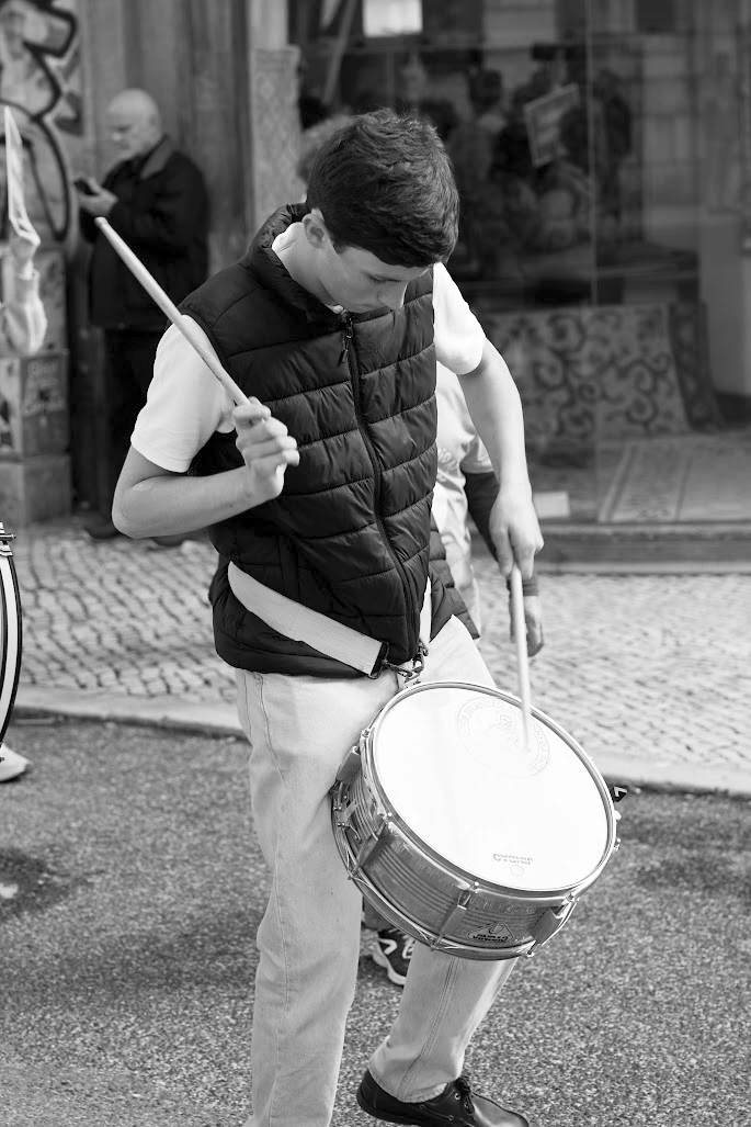 Jovem a tocar tambor numa manifestacao